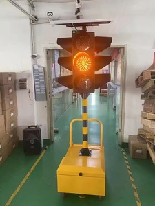 Feu de signalisation solaire CadSolar CS-SW-409M-1A à 4 côtés, 300 mm, 95 LED pour intersection temporaire - Product Image 2