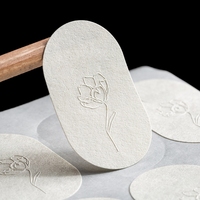 Étiquette autocollante en papier artistique texturé blanc avec logo personnalisé en relief pour l'emballage
