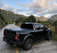 Couverture rigide pour benne de pick-up Ford F-150 Raptor avec panneaux en aluminium imperméables et loquets robustes pour la protection de la benne