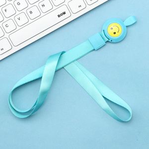 Portacredenciales Retráctiles Personalizados con Cara Sonriente y Clip - Carretes para Tarjetas de Identificación Multicolores para Regalos Promocionales - Product Image 3