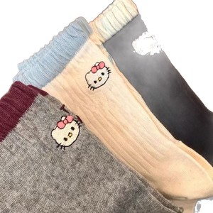 Chaussettes mi-mollet pour femmes avec motif de chat de dessin animé, revers côtelé, respirantes, pour un style automnal - Product Image 4
