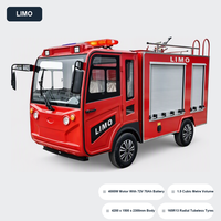 Camion de pompiers électrique à quatre roues avec portes à volets pour équipement, baie d'appareils de station, moniteur d'eau sur le toit et barre lumineuse