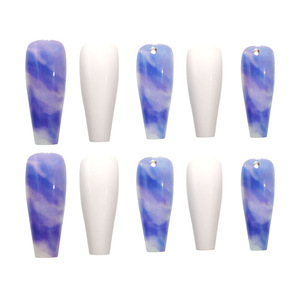 <span class=keywords><strong>Uñas</strong></span> postizas <span class=keywords><strong>blancas</strong></span> <span class=keywords><strong>azules</strong></span> claras de ataúd largo de lujo con palo de diamante en las <span class=keywords><strong>uñas</strong></span> a presión para mujeres - Product Image 4