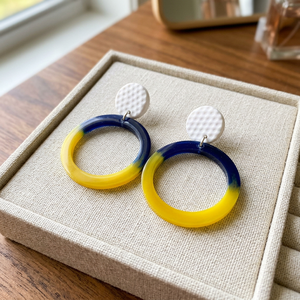 Pendientes de Resina con Forma de Luna Personalizados, Hechos a Mano, Transparentes, Esmaltados y Coloridos, Joyería Artesanal - Product Image 1