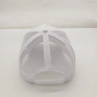 Casquette de camionneur classique personnalisée à 5 panneaux avec patch tissé, devant en coton blanc et dos en maille, casquette de baseball à 7 trous avec fermeture à pression en plastique