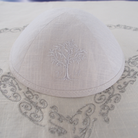 Top Kipot Kippah de lino con logotipo de árbol bordado Personalizar Bar Mitzvah Hat Judaica Yarmulke Daily Jewish Kippot para regalo.