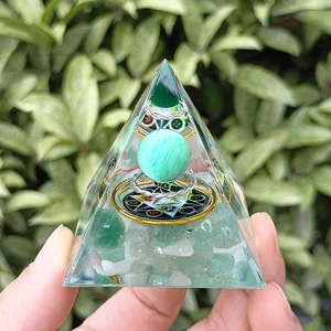 Pyramide en résine époxy avec galets de cristal, ornement de bureau, décoration d'aquarium, anneau en aventurine œil de chat verte, cadeau - Product Image 3