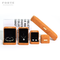 Boîte à bagues en daim avec logo personnalisé, coins arrondis, estampage à chaud, prix d'usine pour boîte cadeau de mariage ou commémoration