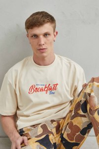 T-shirt unisexe surdimensionné 100% coton respirant avec imprimé petit-déjeuner et croissant, couleur beige, style homme - Product Image 2