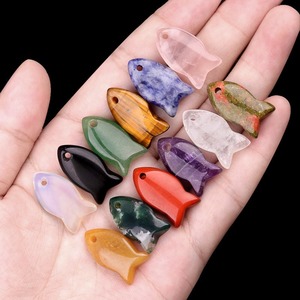 Materiales de Joyería al por Mayor: Colgante de Pez Pequeño de 22mm en Cristal Natural Morado, Rosa, Blanco, Ágata, Ojo de Tigre y Jade Dushan - Product Image 1