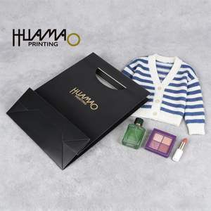 Sac en papier noir mat de luxe avec logo personnalisé en feuille d'or et poignée découpée pour cadeaux, vêtements, cosmétiques et emballages de parfums - Product Image 2