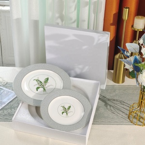 Nouveau produit : Ensemble de 4 assiettes en porcelaine fine, motif Lys de la Vallée, style européen de luxe - Product Image 4
