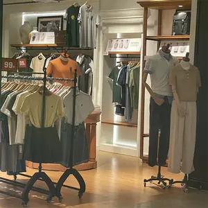 潮流服装展示架提升品牌形象，金属服装展示架厂家接受全店装修