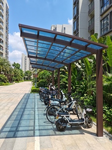 Système de carport métallique robuste avec structure résistante au vent pour applications de stationnement commercial - Product Image 3
