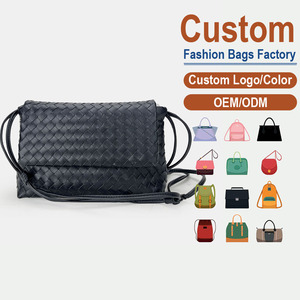 Sac bandoulière tissé en cuir pleine fleur véritable – Rouge bordeaux avec motif losanges et sangle réglable, style multi-européen - Product Image 1