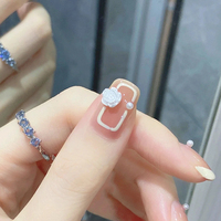 Vente en gros de faux ongles élégants couleur nude, courts et carrés, avec camélia blanc et pointe en V, réutilisables, à coller