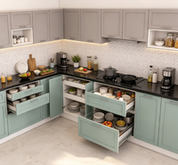Armoires de cuisine bicolores, vert sauge et gris, armoire de cuisine modulaire en forme de U avec comptoir en quartz noir