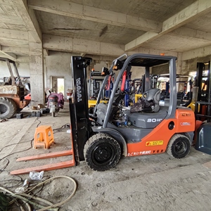 Offre Spéciale – Chariot Élévateur Mini Toyota d'Occasion à Prix Abordable, 3 Tonnes, Hauteur de Levage 4,5m, Moteur d'Origine, Bon État, Années 2018-2023 - Product Image 1