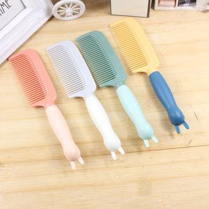 Lindo peine de plástico para el cabello de 15-20 cm, antiestático, estilo dulce, colores mezclados, patrón aleatorio, para uso en dormitorios de estudiantes. - Product Image 1