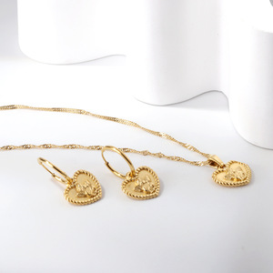 Conjunto de joyería de oro con forma de corazón para mujer, diseño de ángel, collar y aretes, conjunto de joyería fina para uso diario. - Product Image 1