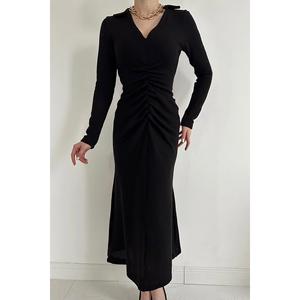 Robe pull fourreau noire en maille froncée à capuche, taille naturelle, respirante pour femme - Product Image 2