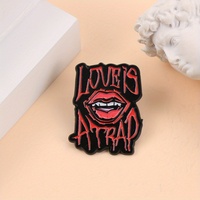 Broches en métal émaillé amusantes avec inscription « LOVE IS a TRAP » et lèvres rouges punk rock, bijoux cadeaux pour enfants et amis