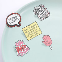 Cinq styles de broches émaillées amusantes avec slang espagnol, bulles de chat, main, crème glacée et slogan latin pour la décoration de sacs à dos