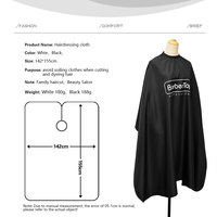 Capas de Barbería Profesionales Antiestáticas de Poliéster con Cintura Ajustable y Logotipo Personalizado en Blanco y Negro de BARBERMAX