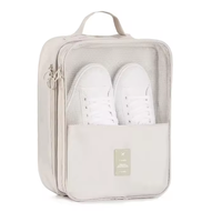 Sac de rangement multifonctionnel pour organiser les articles divers ; se plie pour un rangement suspendu et est facile à transporter