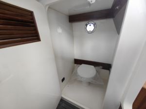 Le bateau de loisirs en fibre de verre de 28 pieds offre un équilibre entre les bateaux ouverts et les grands yachts pour de courtes escapades - Product Image 4