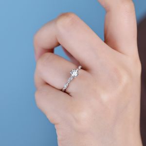 Anillo de Compromiso y Boda Clásico en Forma de Flor, Hecho a Mano, en Oro Blanco Sólido de 14K con Baño de Rodio y Diamantes Naturales, Joyería Fina - Product Image 2