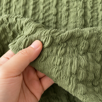 Tissu tricoté warp froissé 98% polyester 2% élasthanne, tissu tricoté froissé à carreaux verticaux pour robes, chemisiers et vêtements de mode féminins