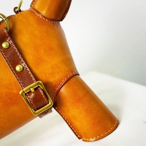 Hakiki İnek Derisi Dachshund Çantası - El Yapımı Köpek Şeklinde Tote ve Çapraz Askılı Çanta, Fermuarlı Kapatma, Moda El Sanatı ve Benzersiz Çanta - Product Image 4