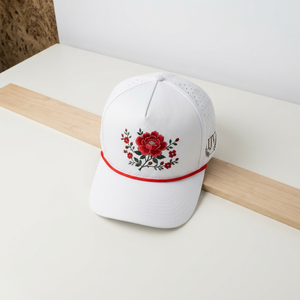 Gorra de 5 Paneles Blanca Personalizada al por Mayor, Estructurada, de Perfil Medio, con Visera Precurvada, Perforada con Corte Láser, con Cuerda Roja y Logotipo Bordado - Product Image 1
