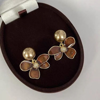 ChuYao - Aretes de Perlas y Flores con Baño de Oro, Elegantes para Bodas y Fiestas, Joyería Personalizada para Mujer, Venta al Por Mayor