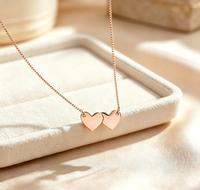 Collier hypoallergénique à deux cœurs connectés, collier minimaliste avec nom personnalisé, collier en acier inoxydable imperméable