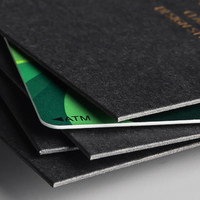 Étiquettes suspendues personnalisées de luxe en papier noir avec logo en feuille d'or pour vêtements, avec cordon