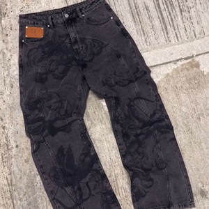 Pantalones Vaqueros de <span class=keywords><strong>Hombre</strong></span>, Estilo Vintage, Lavado Ácido, Negros, de Pierna Recta, con Remaches, Holgados, con Dobladillo Deshilachado - Product Image 1