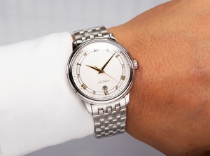 Reloj Redondo de Acero Inoxidable Plateado con Esfera Blanca, Números Romanos Dorados y Fecha, Omegaes - Product Image 4