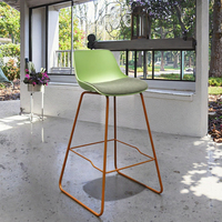 Tabouret de bar design moderne en vente chaude, chaise colorée à pieds hauts en plastique, mobilier de restaurant et de café pour l'extérieur, jardin, salle à manger