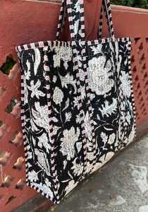 Bolso Tote de Algodón Acolchado Hecho a Mano con Estampado de Bloques, Espacioso para Artículos Diarios, Compras y Viajes, Bolso de Hombro - Product Image 4