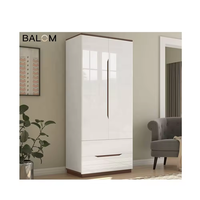 Armoire simple en blanc Balom, idéale pour le rangement dans les petites chambres