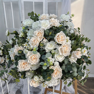 Boule de fleurs artificielle réaliste en soie, faite à la main, moderne, rouge et blanche, pour centre de table de mariage - Product Image 3