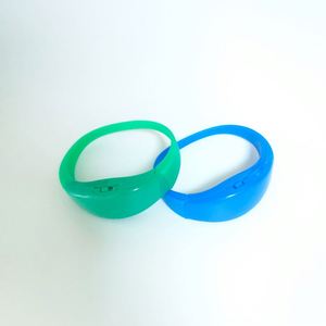 Bracelet en silicone ABS multicolores à LED activées par la musique, contrôlé à distance, compatible DMX, pour une utilisation de Noël - Product Image 5