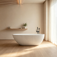 Baignoire autoportante ovale cannelée en surface solide blanche, en résine de pierre striée, avec robinet sur pied pour villa et hôtel