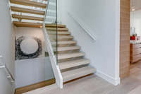 Escalier droit à double poutre avec monte-escalier ouvert, balustrade en verre et marches en bois pour l'intérieur d'une villa