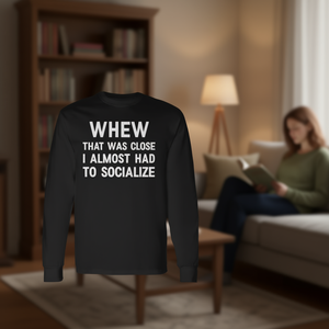 ¡Qué suerte que fue! Casi tuve que socializar. Camiseta de manga larga para adulto, unisex, de algodón, con cuello redondo, promocional. - Product Image 3