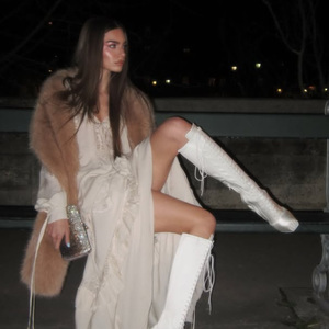 Vestido de Noche Elegante Blanco de Chifón Ligero con Lazos, Diseño Personalizado, Talla Grande, Sensación Suave al Tacto, Estilo Princesa para Verano - Product Image 1