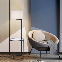 Lampadaire de style européen moderne et minimaliste en tissu avec structure en fer pour salon, bureau, chambre à coucher, design vertical, lampe de table basse