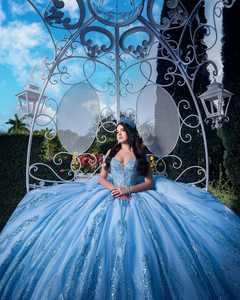 שמלות קווינסניירה כחולות שמיים בעיצוב V חדש ומותאם אישית מדגם MQ203 של מילי בריידל, עם אפליקציות וחרוזים, לשמלות מסיבה. - Product Image 4